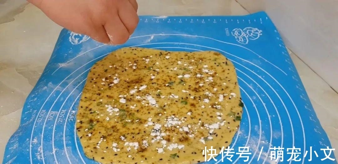 芝麻鸡蛋这样做，撒1把葱花，比鸡蛋饼都好吃，出锅孩子抢着吃