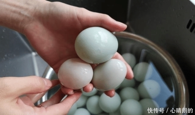 腌咸鸭蛋别再盐水泡了，妈妈用了40年的秘方，时间短，还起沙流