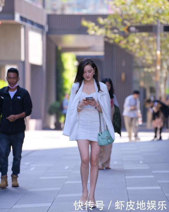 连衣裙|怎么玩转“外套”?街头美女的连衣裙穿搭,展现与众不同的魅力