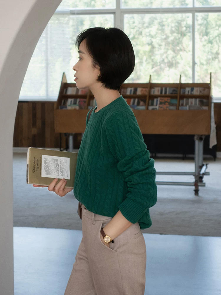 scate:tttttttttt 奔三奔四的女人怎么穿?针织毛衣搭配长裤或半身裙,保暖又洋气