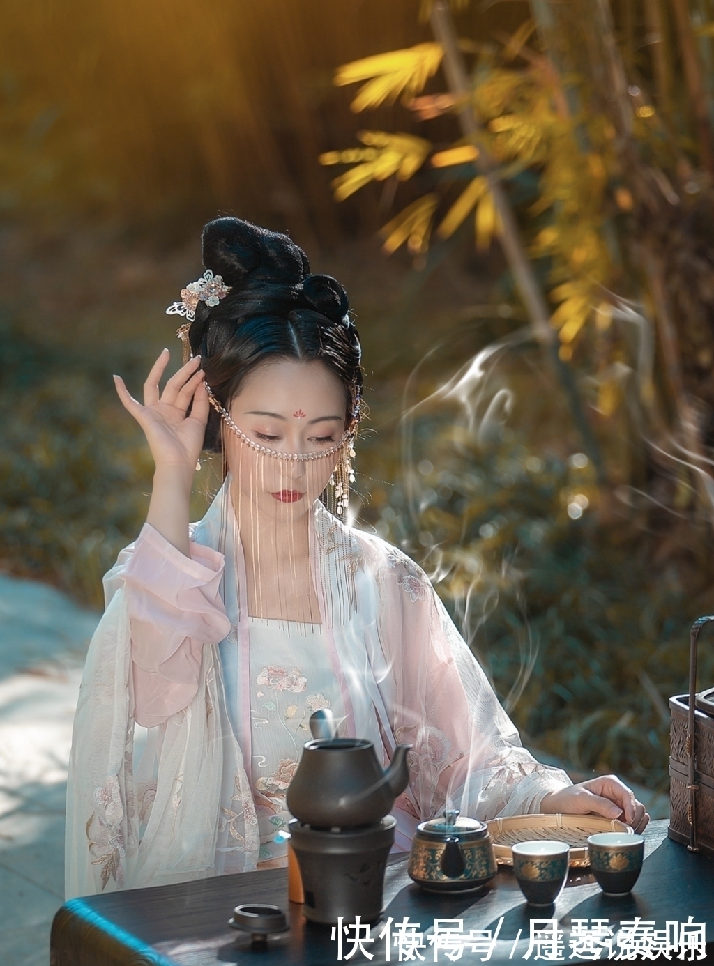 小楼|诗·十二首丨凉风多日筛斜雨，素月几时醉小楼？