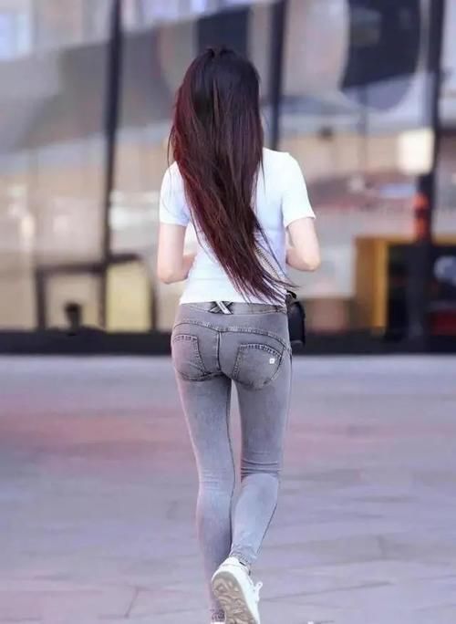 开叉裤 牛仔打底裤搭配时尚上衣,打造设计感,非常协调统一