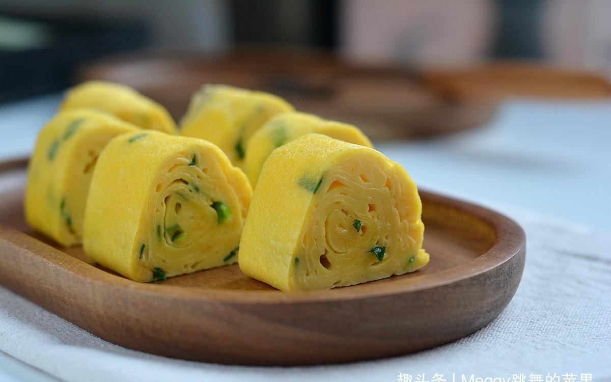 厨艺|鸡蛋的别致吃法，4个蛋摊7张蛋皮卷成筒，香嫩多汁特别显厨艺