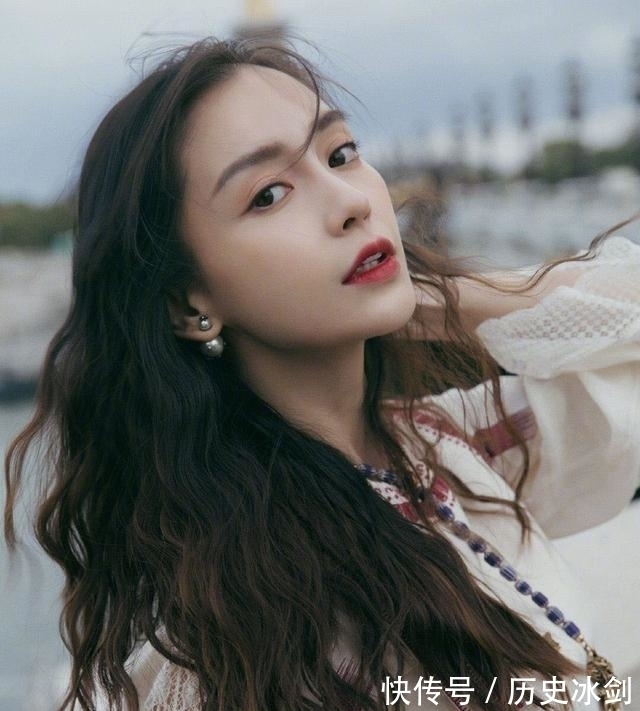 郭碧婷|“羊毛卷”就要过时了,“漫画卷”才是今冬最火发型,减龄显脸小