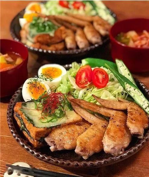 饭菜|一位日本姑娘自称只会做简单的饭菜网友姐妹怕不是对“简单”有什么误解