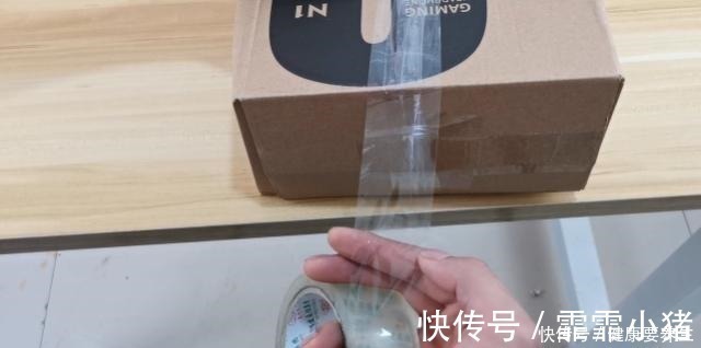 用两根手指断胶带，比剪刀还好用，生活小技巧解决你的烦恼，学学！