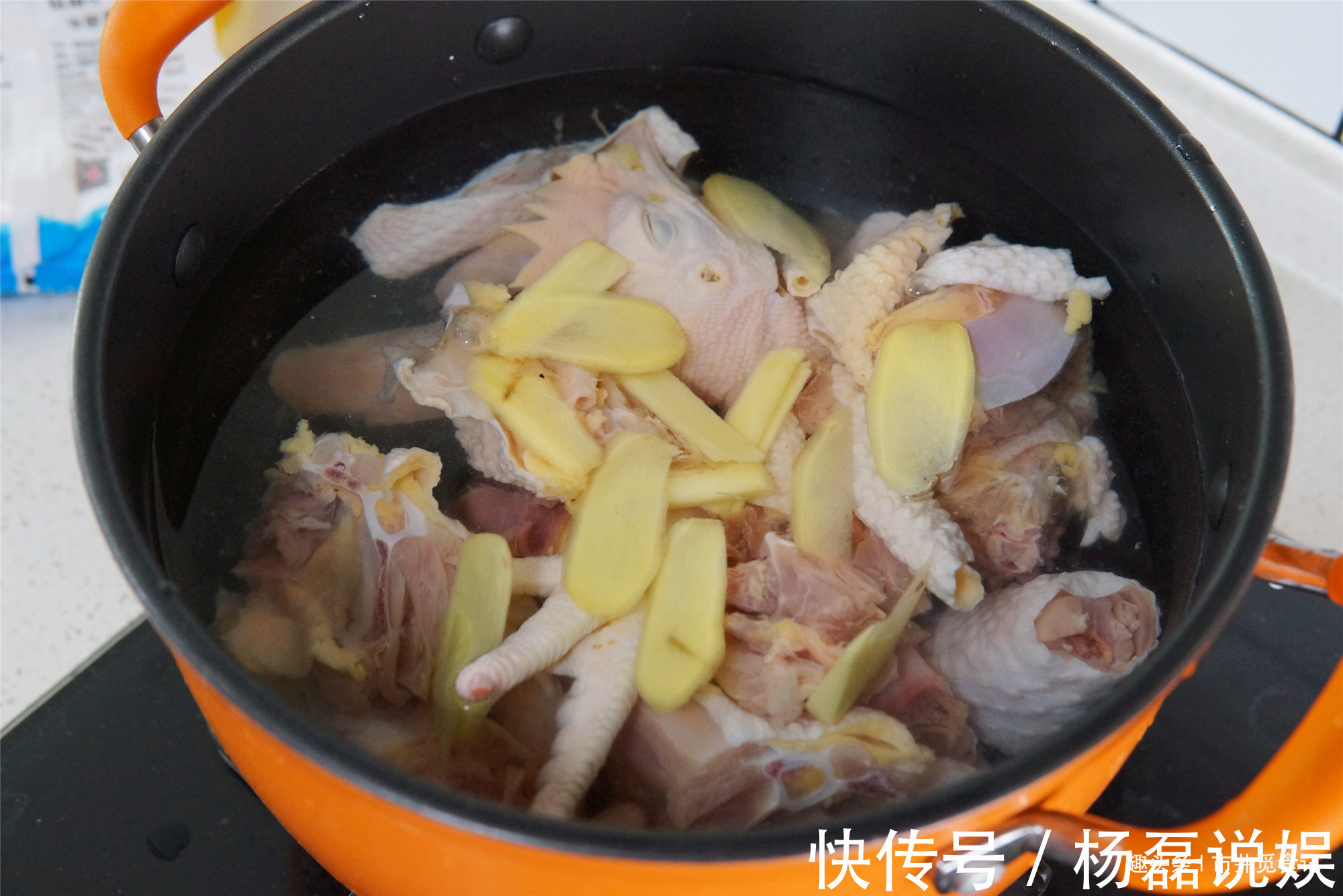 煲鸡汤时,别焯水或者直接炖,大厨告诉正确做法,鸡肉不柴汤不腥