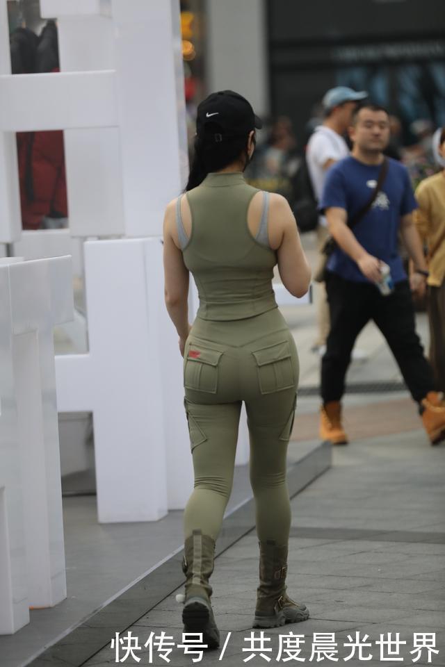 微胖“小坦克”出街,选择别致“绿装”,美的很高级!