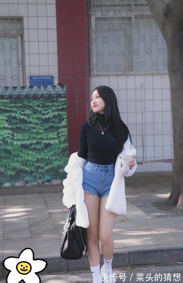 大街 紧身薄毛衣搭配牛仔短裤,风度温度双在线,平常生活也能穿