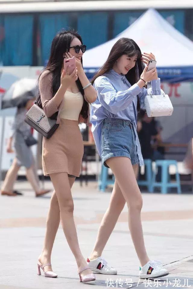 高跟鞋 藕粉色的无袖连衣裙,修身的款式,让她身材显得特别有时尚气质