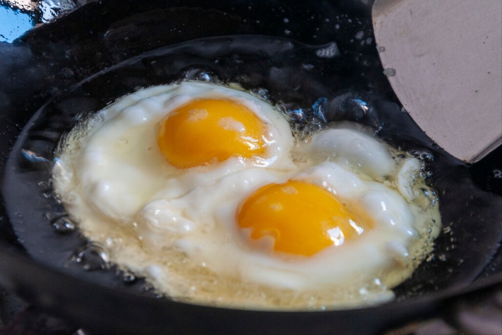 煎荷包蛋,用热油还是凉油大厨教你2个技巧,香嫩圆润不粘锅