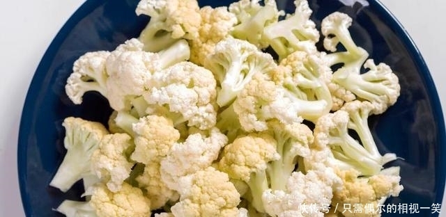 炒花菜,先焯水还是先过油?都不对,教你一招,花菜香脆又入味