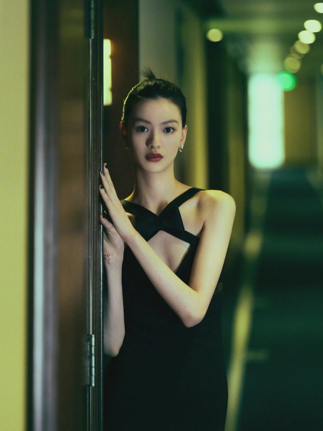 大长腿|邱天身材比例绝了!穿一袭黑色吊带连衣裙高贵大气,气场不输超模