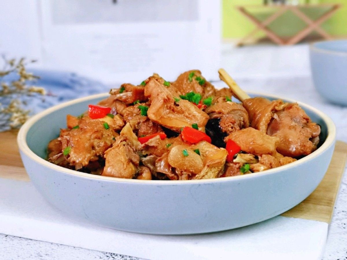 老小|家常红椒烧鸡块，做法简单，鸡肉鲜嫩不柴，全家老小爱吃