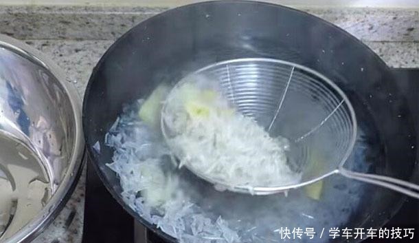 它是“天然骨胶原”,懂吃的视其为宝,可惜好多人把它当垃圾扔了!