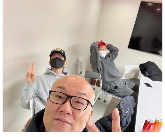 t1ny哥更新與金鐘國合照： “錄制之前先吃飯..”