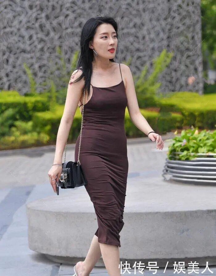 “骨架大”怎么穿搭,切忌盲目自信,穿出五大三粗就尴尬了!