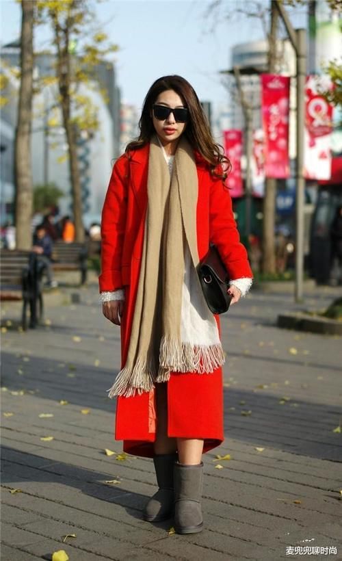 今冬流行的“过膝大衣”，建议不要配短靴，搭这些鞋子更时髦显高
