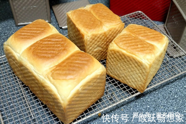 这个面包配方好,牛奶、黄油、鸡蛋全不放,一次发酵,香软又健康