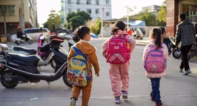 爸爸|宝爸第一次接孩子就走红了,老师以为是坏人,爸爸:我真是他亲爸