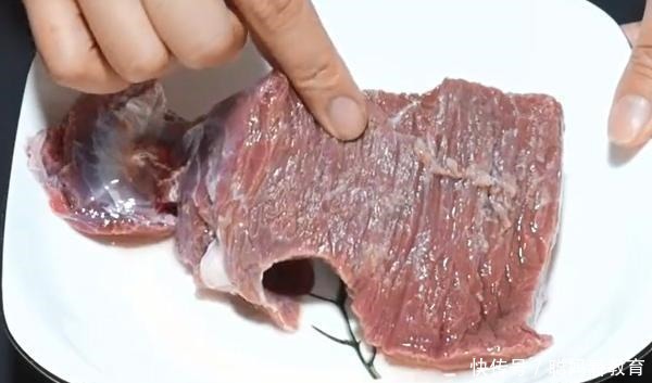 牛肉别再用清水洗,教你一招,脏东西血水自己出来!