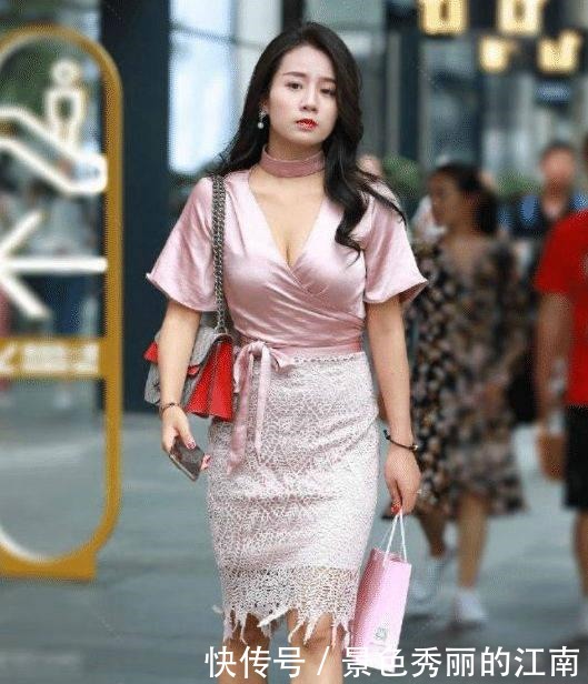 宝妈穿粉色连衣裙逛街，引路人称赞