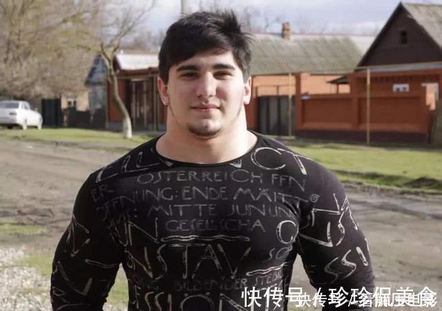 小胖|肌肉男“單挑”小胖哥！當胖哥脫下衣服后，為何肌肉男認慫了？