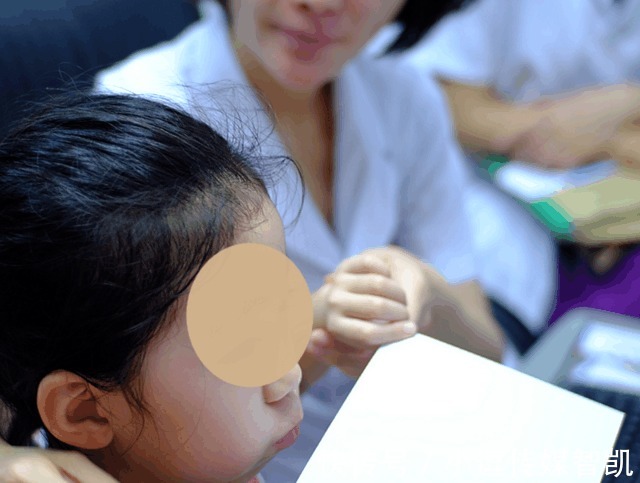 小女孩|医生让小女孩吹A4纸, 吹了十几下后小女孩突然双眼无神!