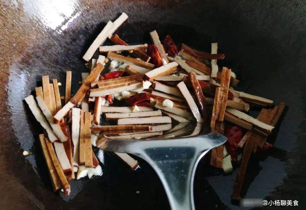 炒豆腐干时,最忌讳直接下锅炒,多加两步,豆腐干没有豆腥味