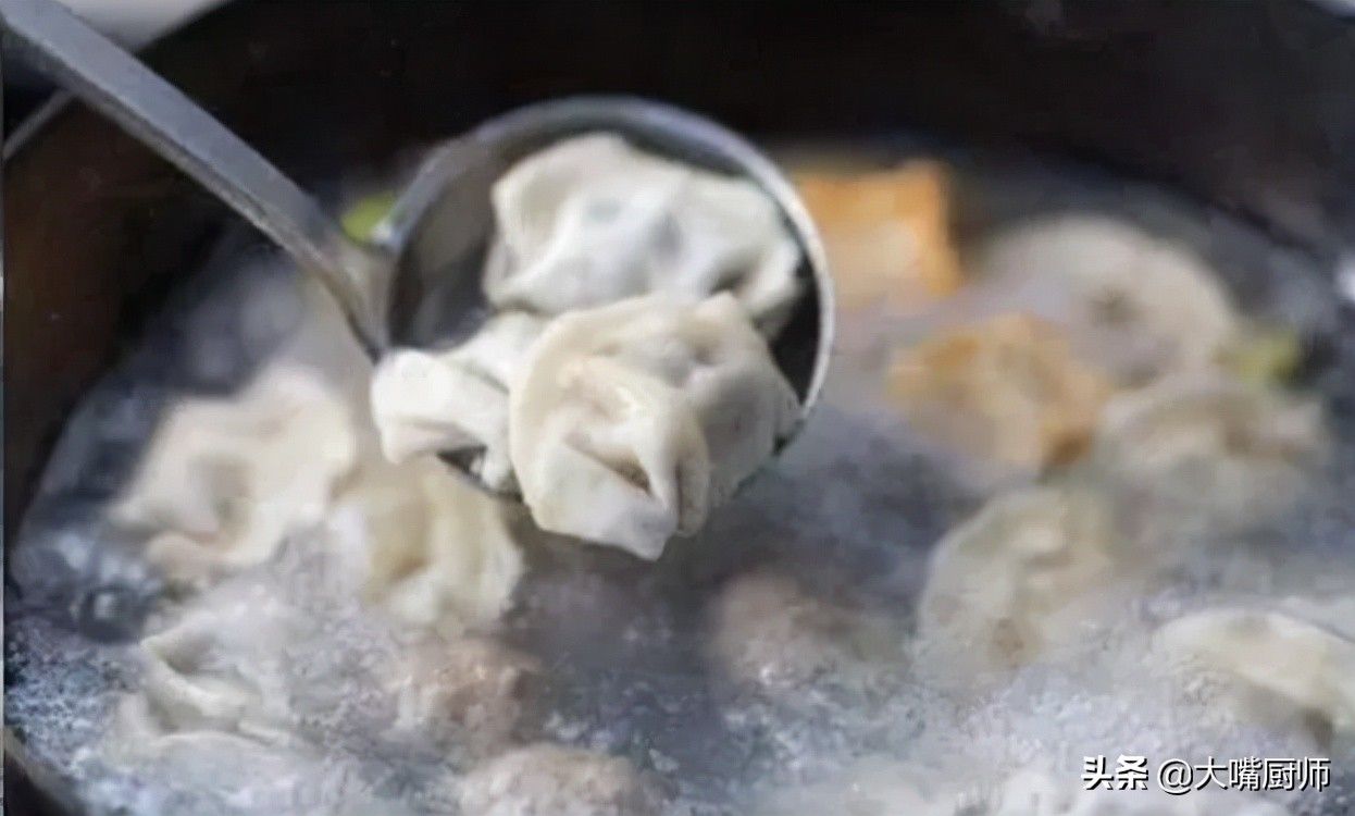 煮饺子要不要盖锅盖？什么时候盖？不懂的要看看，难怪总是煮破皮