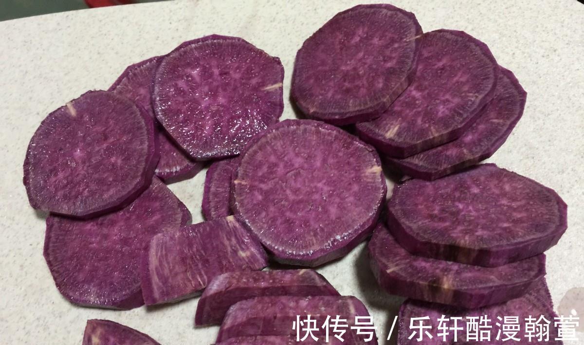 美味|紫薯营养丰富，搭配满满的芝麻，炸出美味的小吃