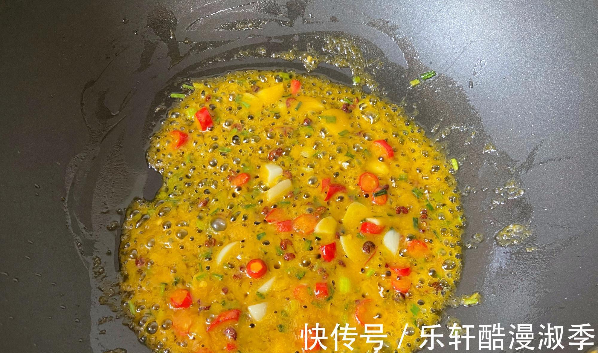 诱人|大白菜这做法绝了，色泽金黄，鲜香诱人，天热这么吃开胃又下饭