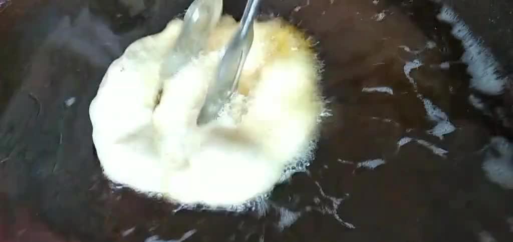 北方油炸饼的做法，以下2个细节做到位，担保咸香酥脆健康不油腻