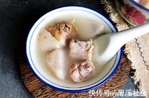 浸泡|清炖排骨，最忌只焯水，做好“1泡2洗3焯”，干净无腥，鲜香味美