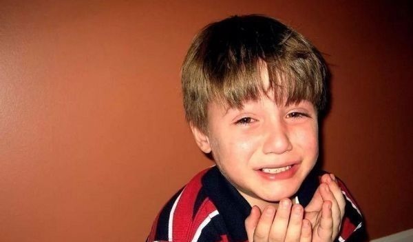 区别|动不动就哭的孩子,与忍着不哭的宝宝,两者长大后有何区别?