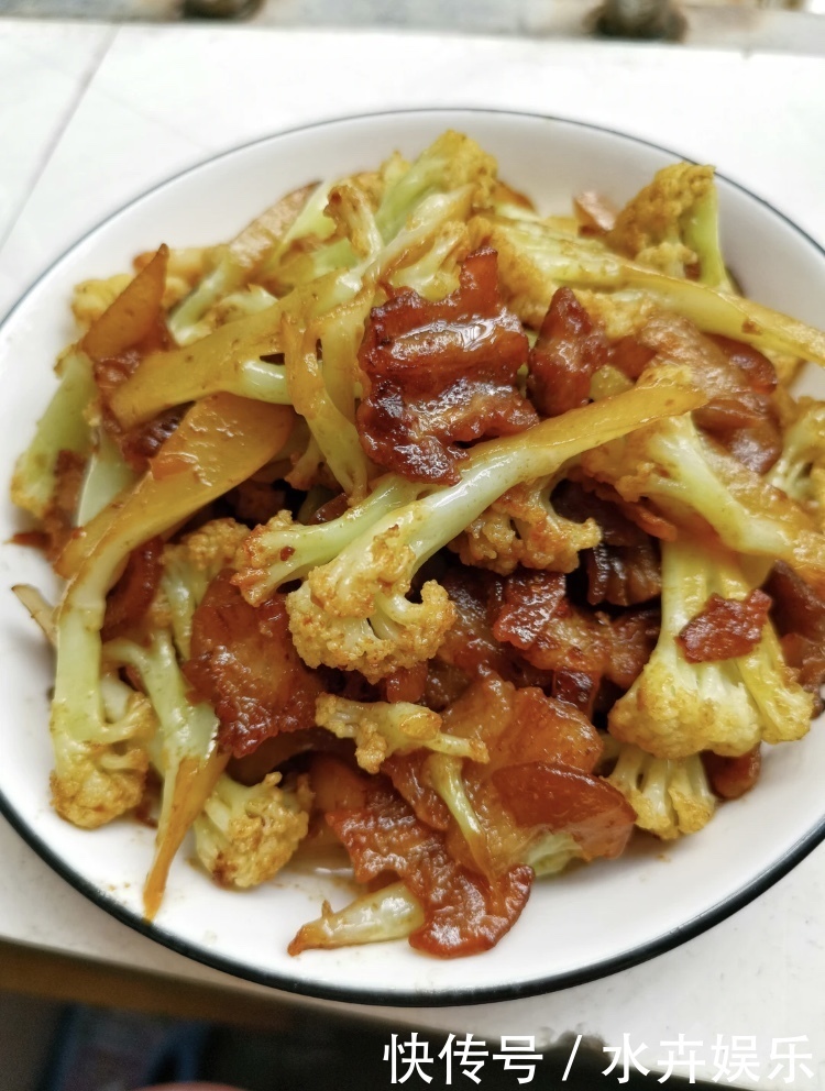 五花肉煮一煮,再配花菜炒出來(lái)不油膩