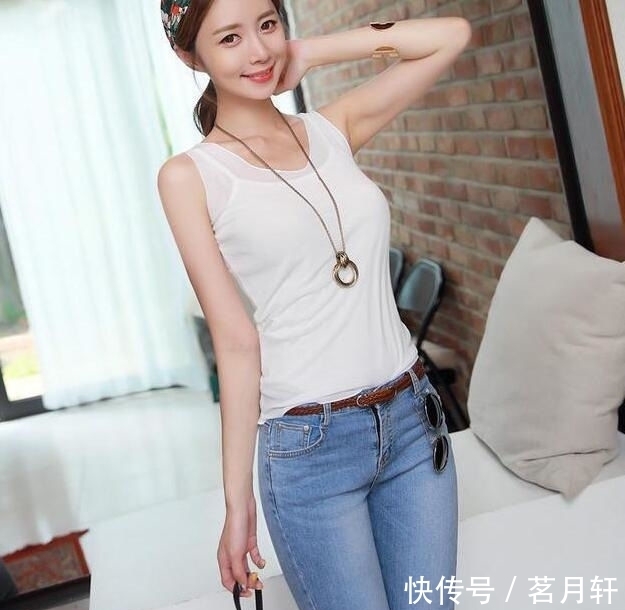 时尚|紧身牛仔裤小姐姐,勾勒出完美曲线,尽显苗条的身姿!
