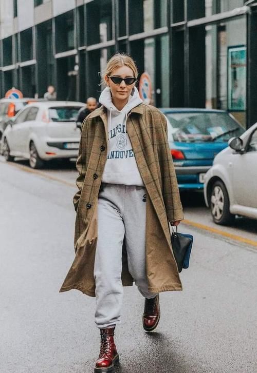 风衣里面穿什么才时尚？今年推荐这4种“内搭”，减龄百搭又耐看