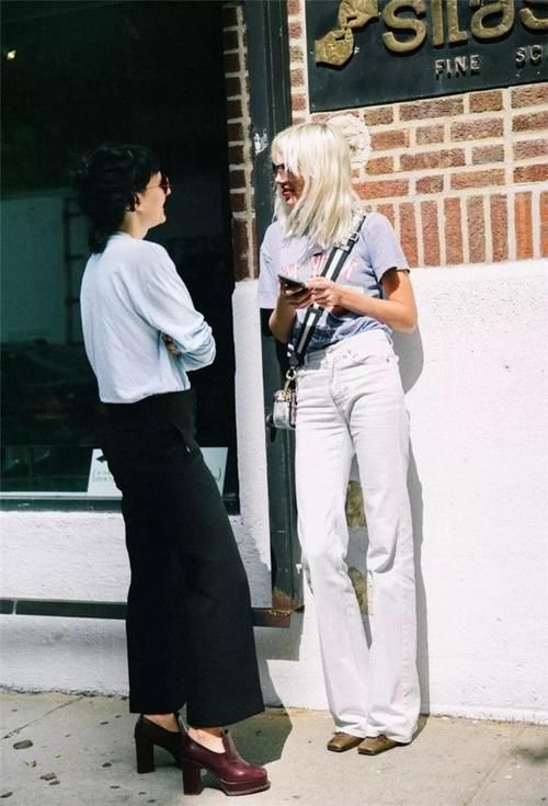 想要显得个子高挑，在颜色方面可以选择同色系的搭配方式。