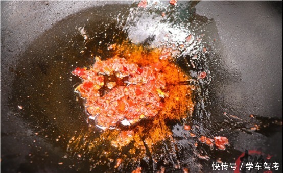 铁锅|炒菜老粘锅大厨教你一个土方法,不管炒什么菜也不粘锅,看一看