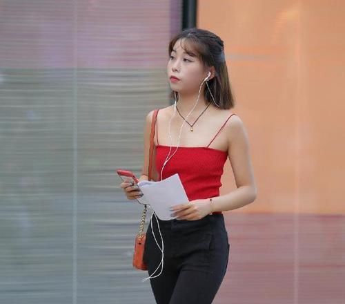 小姐姐气质清新，红色吊带小衫时髦又高级，搭紧身裤大秀身材