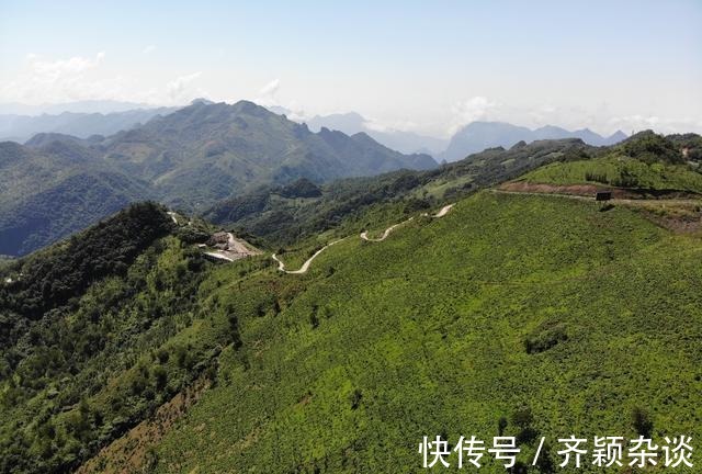 巴山大峡谷|航拍夏日的巴山大峡谷，青山连绵起伏耸立云中