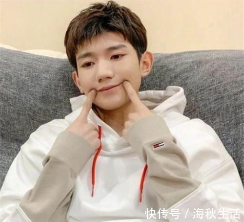 笑容|明星的职业假笑,王源、黄明昊还好,看到王一博营业不易,为了生活