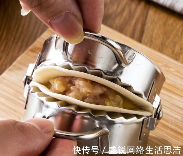 建议大家:包饺子别用手捏了,教你正确做法,不脏手还包得快