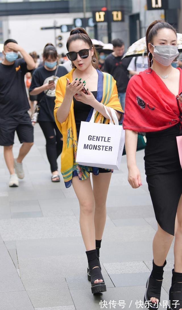 膝盖 连衣裙的穿搭少女感十足,拥有了气质与优雅,女人味十足