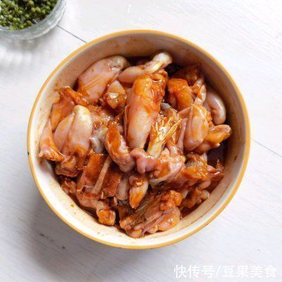 北鼎|#舌尖上的端午#啫啫藤椒牛蛙煲你这么做，保证最正宗