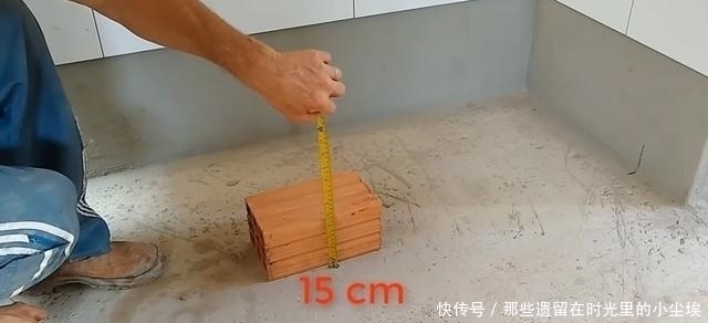 瓦工|瓦工给橱柜加了一层底座,完工后太实用,邻居看了都想重做