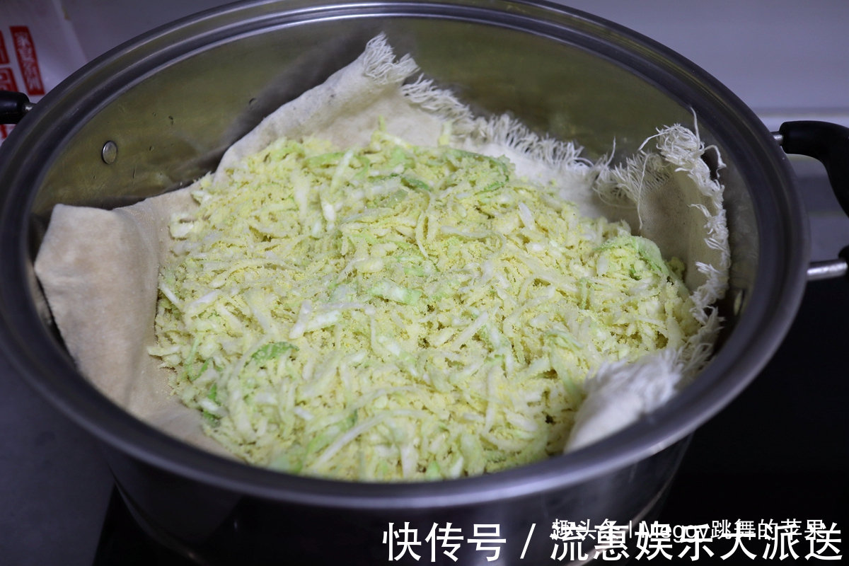 玉米面|这菜2元一斤,维生素C是苹果的4倍,上锅蒸一蒸,比肉受欢迎