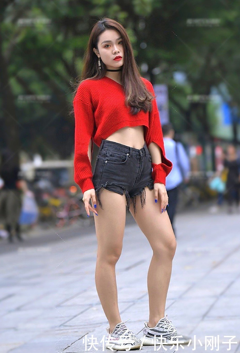 长腿女神,换上精致的吊带短裤穿搭,气质绝佳