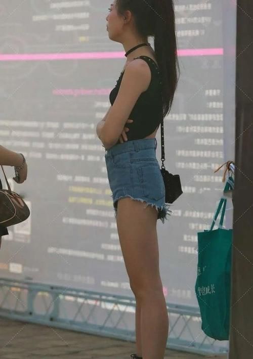 牛仔短裤 元气实足范儿的穿着，虽略显微胖，但依然最引人注目！